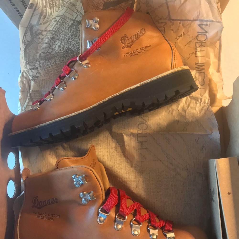 Dinner Mountain Light Cascade Hiking Boots - Women's